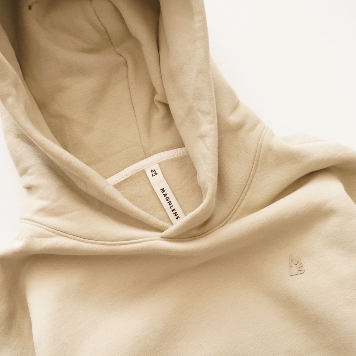 MAGNLENS マグレンズ アビーストーンカラー ロゴワンポイント フーディ ABBEY STONE LOGO HOODIE WOMEN