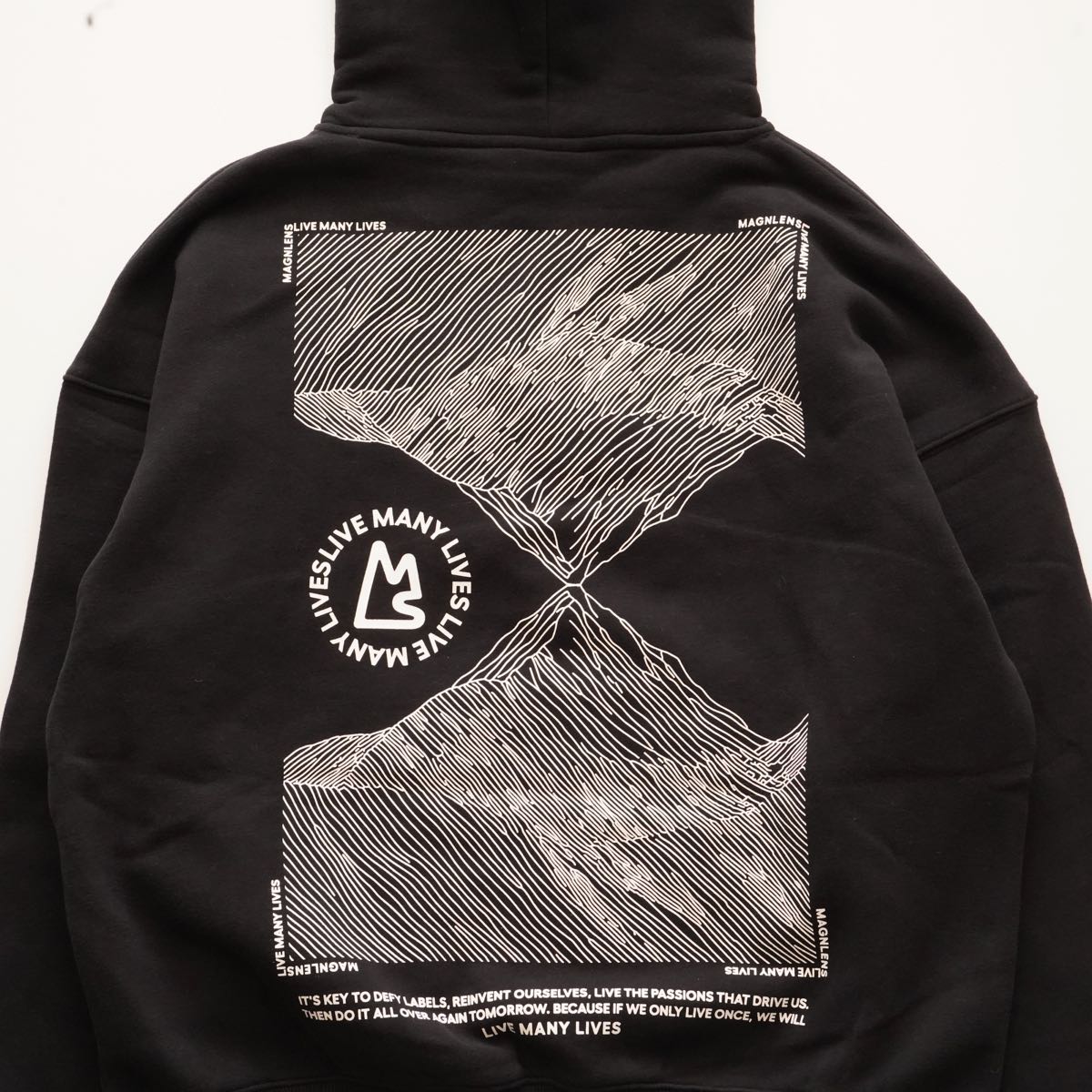 MAGNLENS マグレンズ ブラック LIVE MANY LIVES ワッペン フーディ BLACK HOODIE