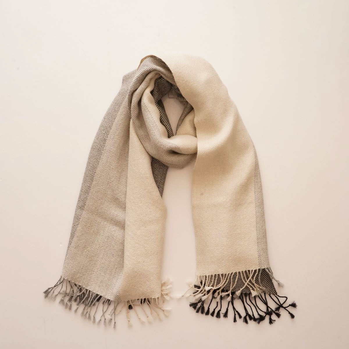 アドラーブル グレー グラデーション アルパカストール 『FADE』 ADOLUVLE GRAY GRADATION ALPACA 100% SHAWL