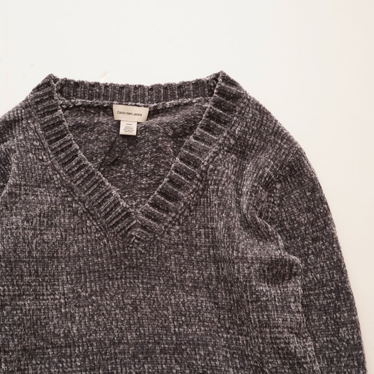 CK カルバンクラインジーンズ グレー クロップド Vネックセーター シェニールニット CALVIN KLEIN JEANS GRAY V-NECK SWEATER CHENILLE KNIT WOMENS