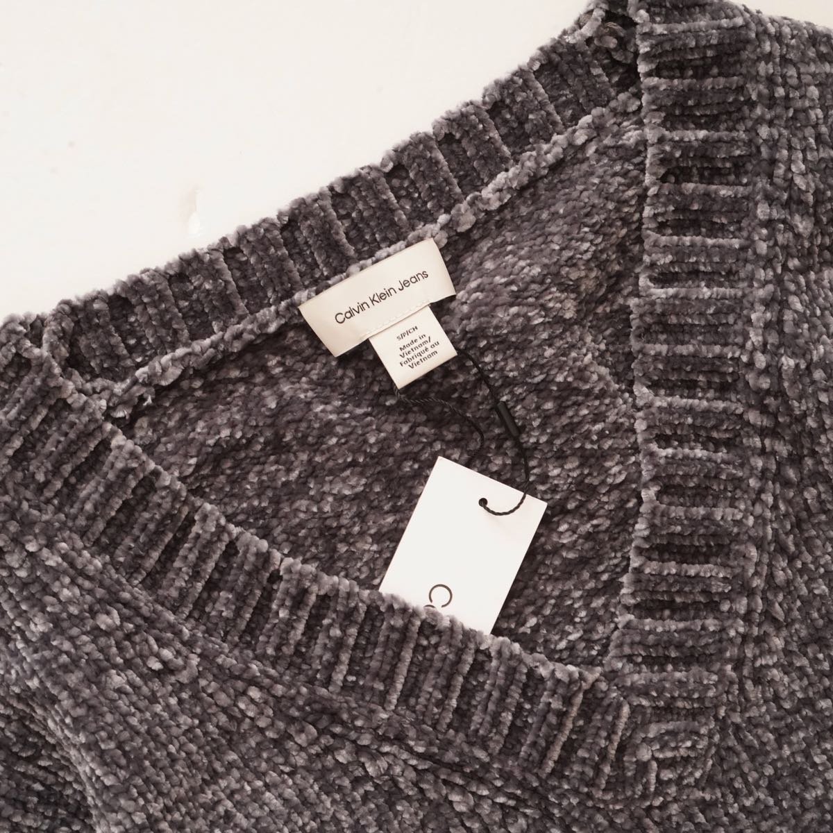 CK カルバンクラインジーンズ グレー クロップド Vネックセーター シェニールニット CALVIN KLEIN JEANS GRAY V-NECK SWEATER CHENILLE KNIT WOMENS