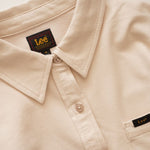 画像をギャラリービューアに読み込む, Lee®︎ リー オフホワイト クロップド 天竺シャツ OFF-WHITE SOY-BEAN CROPPED KNIT SHIRT WOMEN
